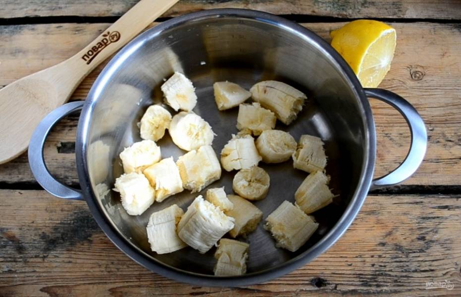Подготовьте все необходимые ингредиенты. Для приготовления бананово-ананасового масла я советую использовать консервированные ананасы (кусочками). Нам понадобятся и сами кусочки ананаса, и сироп из него. Бананы очистите от кожуры и поломайте или порежьте на небольшие куски.
