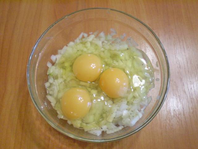 4. Добавляем перец черный, сырые яйца, перемешиваем.