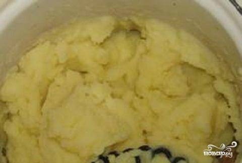 1.	Чтобы время на приготовление этого супа ушло немного, надо начать с того, что дольше готовится. В нашем случае это картофель. Поставить кастрюлю с водой на огонь. Пока вода закипает, картофель вымыть и  почистить. Когда вода закипит, посолить ее. Разрезать картофель на несколько частей и положить в воду. Когда картофель сварится, отвар не выливать, а слить отдельно. Немного оставить в картофеле и взбить в блендере. Должна получиться сметанообразная масса.