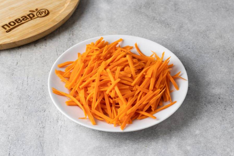 Морковь очистите от кожуры и натрите на терке. Я использую терку для моркови по-корейски.