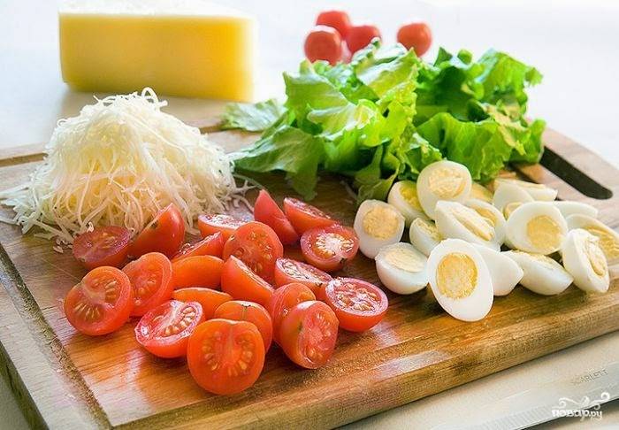 Салат с креветками, помидорами и яйцом