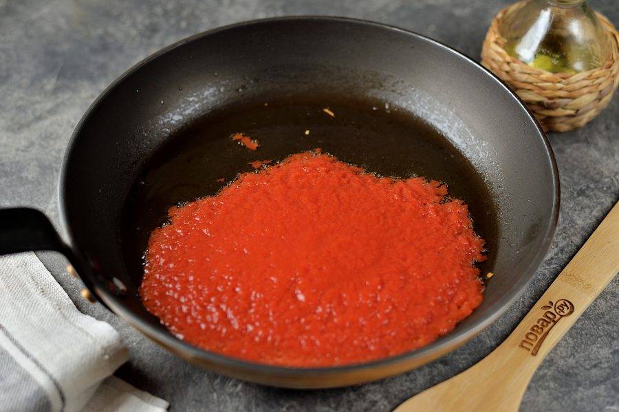 Как только чеснок отдаст свой аромат маслу, выбросьте его, а в сковороду влейте пассату. Если такой у вас нет, можно добавить измельченные томаты в соку. 