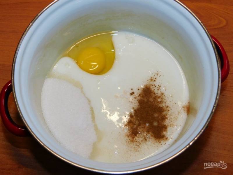 В чаше смешайте яйцо, соль, сахар, кефир и корицу.
