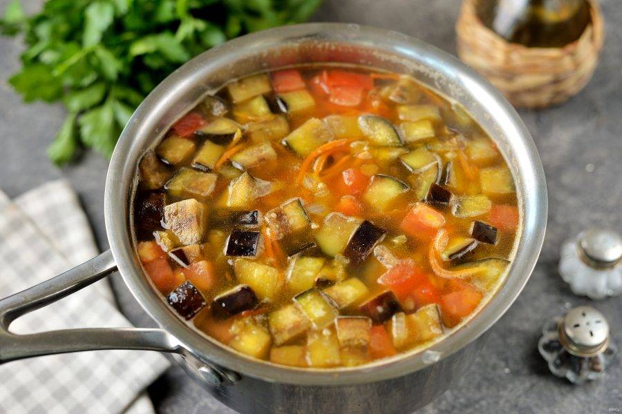 Переложите обжаренные овощи к картошке с чечевицей, варите еще 10 минут. В процессе суп посолите и поперчите по вкусу, добавьте раздавленный зубчик чеснока. 