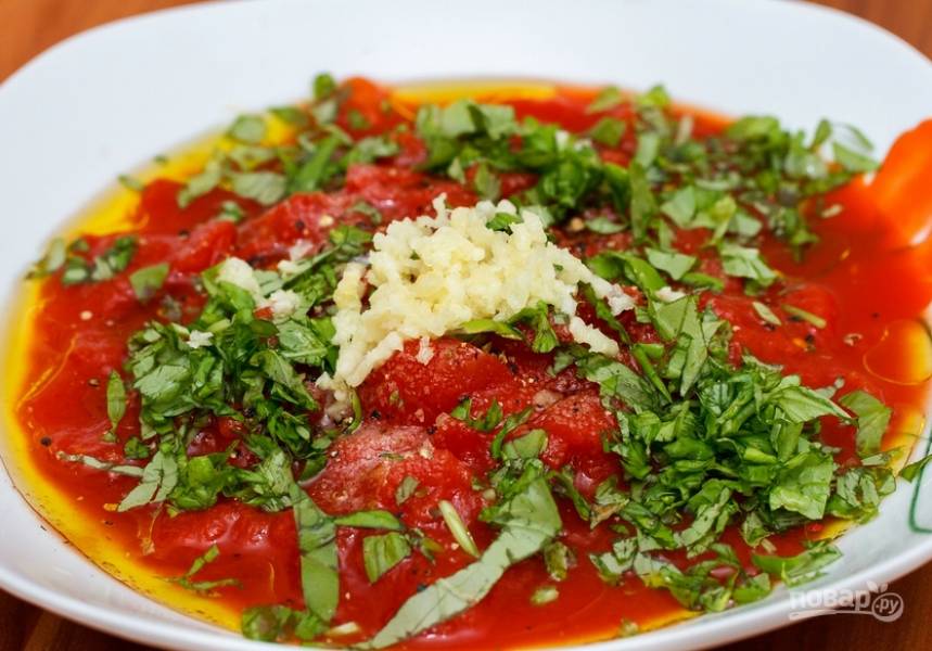 Перемешайте консервированные томаты с оливковым маслом, измельченным чесноком и свежим базиликом. Не лишним будет добавить немного соли и перца.