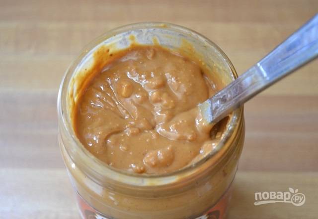 4. Основная изюминка супа - арахисовая паста. Добавьте ее в кастрюлю. 