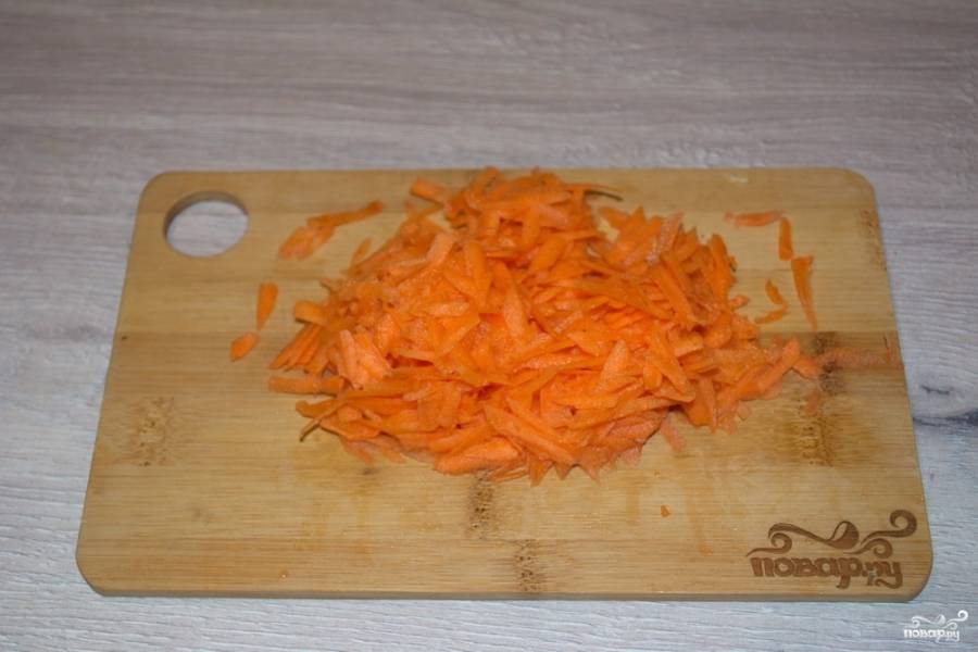 С морковью поступаем подобным образом. Измельчите морковь привычным способом. В данном случае её можно нарезать или натереть просто на терке, особой разницы нет, кому как нравится.