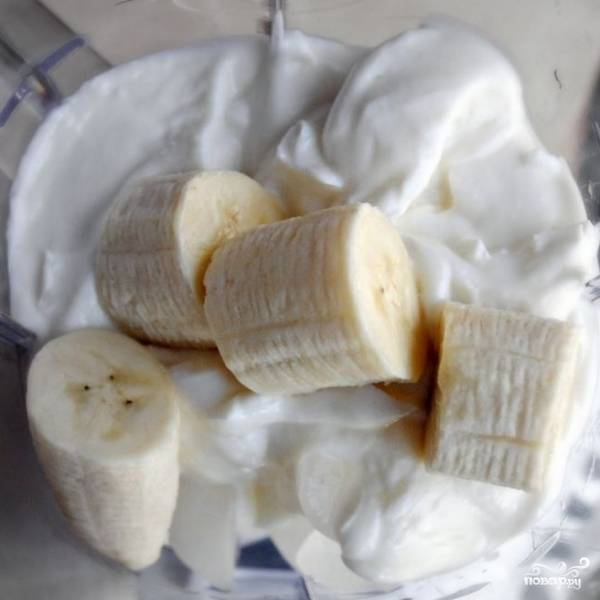 Туда же добавляем половину банана, нарезанную на дольки.