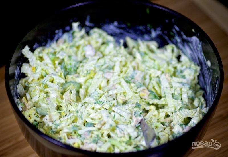 9. Перемешайте салат с курицей, пекинской капустой и огурцом аккуратно. Его можно сразу отправлять на стол или поставить в холодильник до подачи.
Приятного аппетита!
