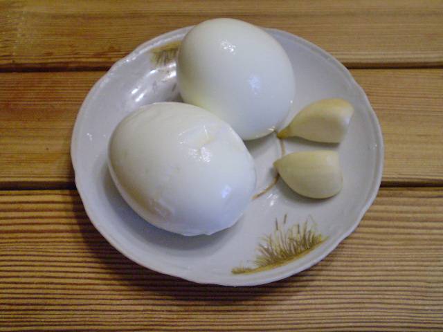 2. Отварим яйца до полной готовности, 9-10 минут. Отсудим и очистим. Чеснок также очистим и вымоем.