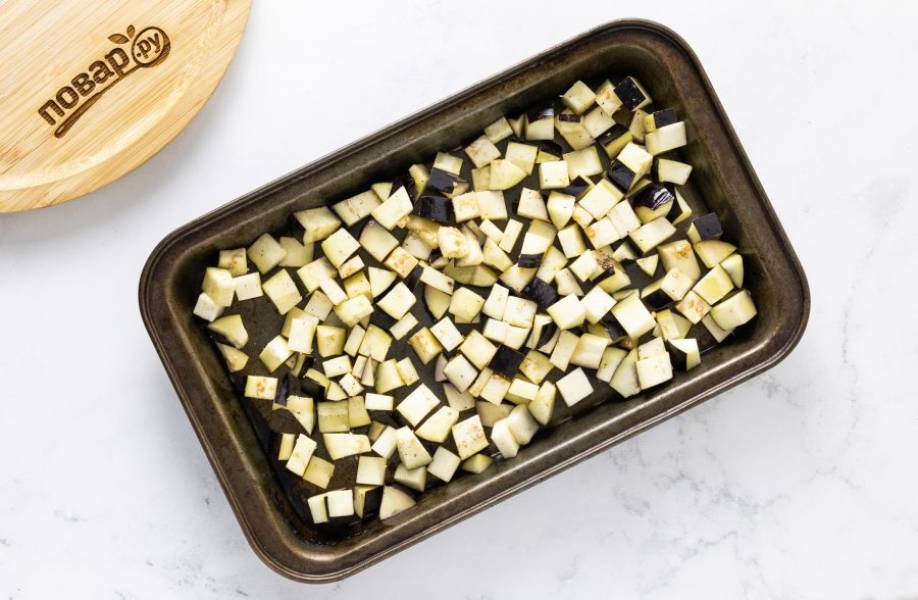 Баклажаны нарежьте кубиками. Смешайте с оливковым маслом, солью и перцем. Выпекайте в разогретой до 220 градусов духовке 20 минут. Затем переверните и готовьте еще 5 минут. Полностью остудите баклажанные кубики на противне.
