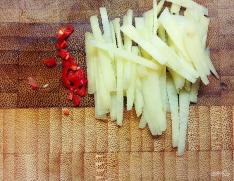 3. Для этого салата нам также понадобится перец чили и имбирь. Перец добавьте по вкусу, а имбирь нужно очистить и нашинковать тонкой соломкой.