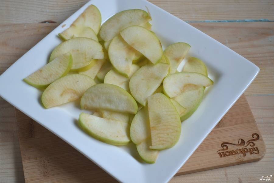 Отправьте дольки яблок на 1 минуту в микроволновку. Наша задача - сделать их мягкими, чтобы при сворачивании они не ломались. Если у вас нет микроволновой печи, просто поместите яблоки в горячую воду на 1-2 минуты.