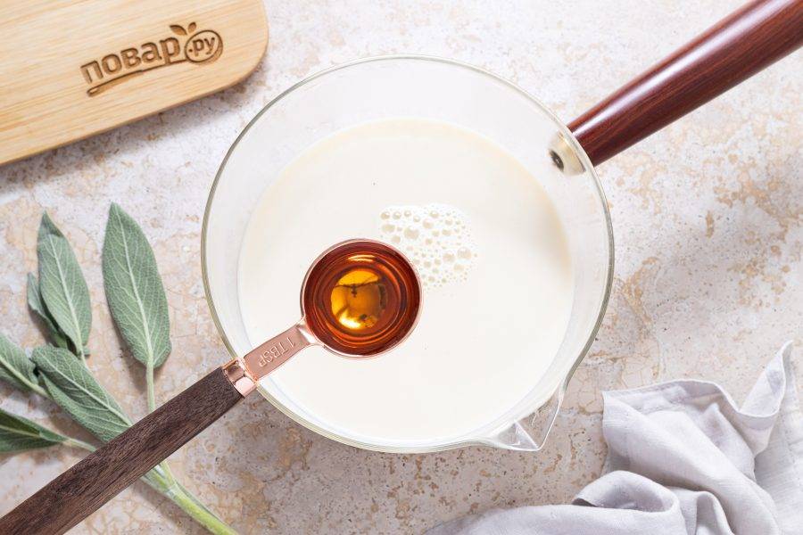 Влейте обратно в сотейник. Слегка подогрейте и добавьте мед по вкусу.