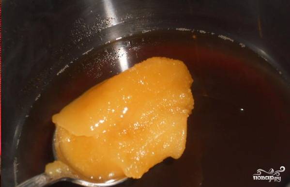 Снимите с огня, добавьте мёд, как следует перемешайте, чтобы мёд полностью растворился, а не остался лежать кусочками на дне.