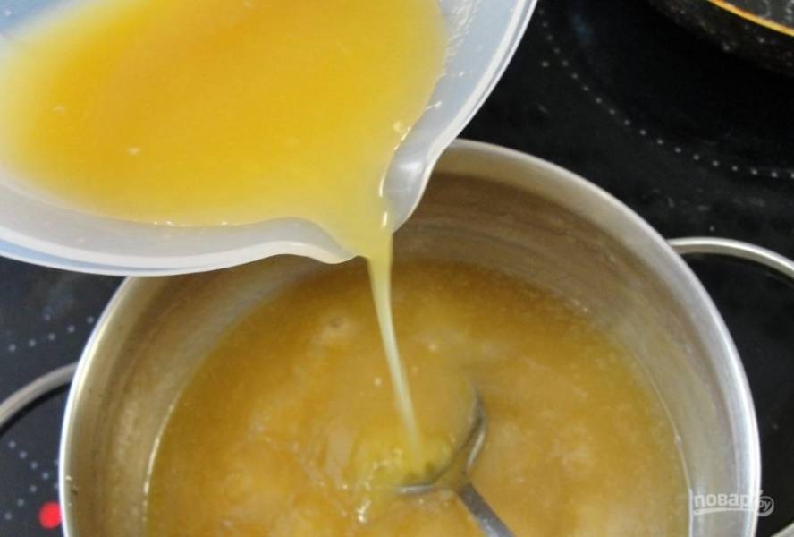 Добавляем в яблочное пюре сахар, воду, ставим на огонь и кипятим на протяжении 5 минут. Медленно вливаем апельсиновый сок с агаром и продолжаем кипятить еще 5 минут. 
