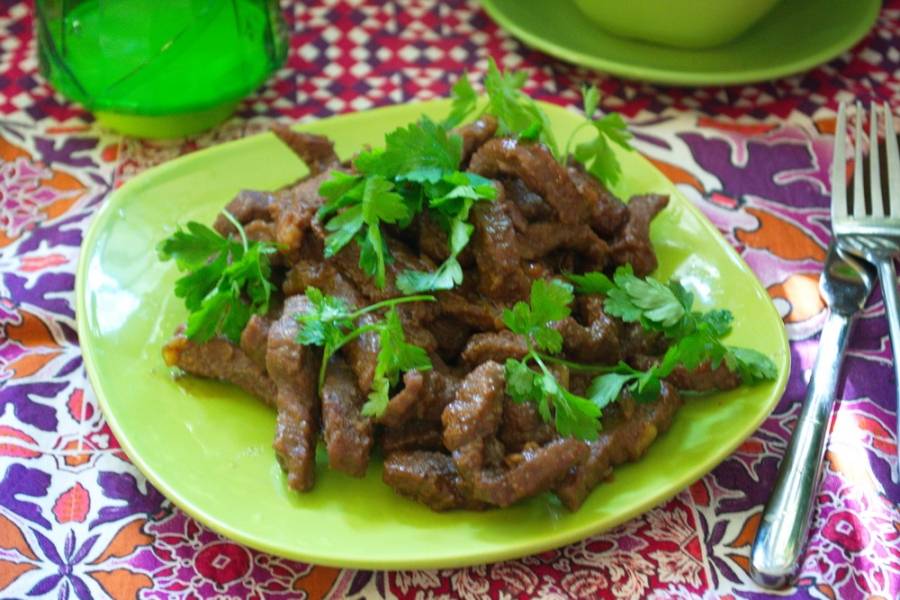 Подайте мясо под соусом Терияки к столу. Очень вкусно  кушать такое мясо со свежими овощами и большим обилием зелени.