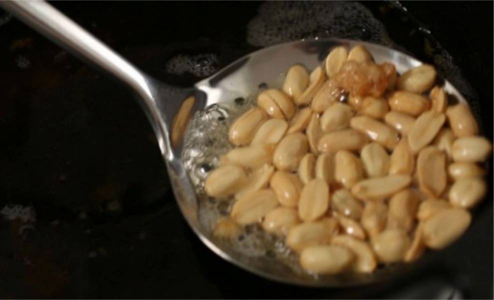 8. Когда курица обжарилась, подержите в горячем масле арахис 30 секунд.