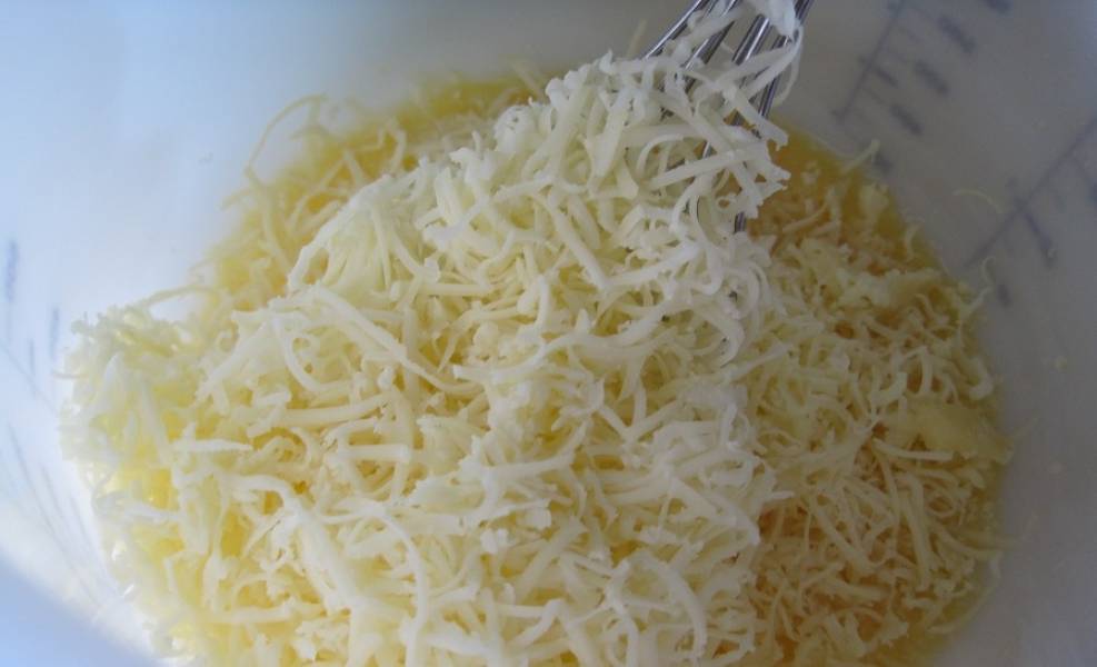 В отдельной емкости взбиваем яйца, добавляем муку с перцем и натертый на мелкой терке сыр.