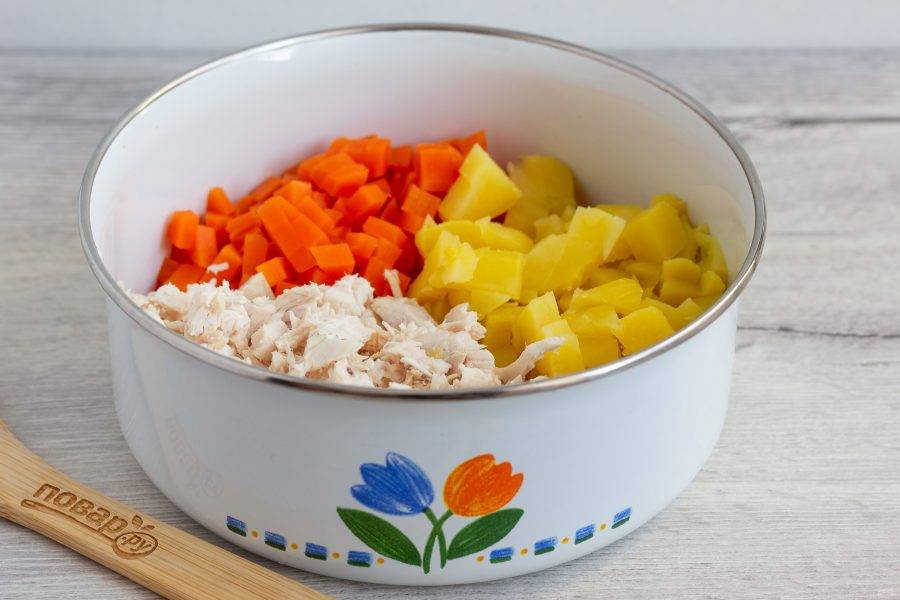 Морковь, картофель и филе грудки нарежьте кубиком.