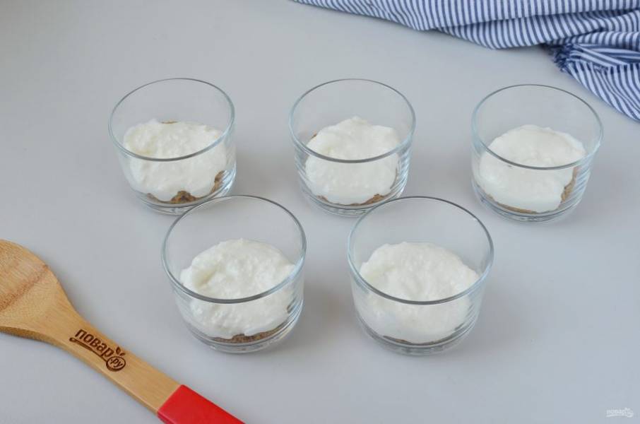 Далее разложите по 2 ложки творожно-йогуртовой смеси.