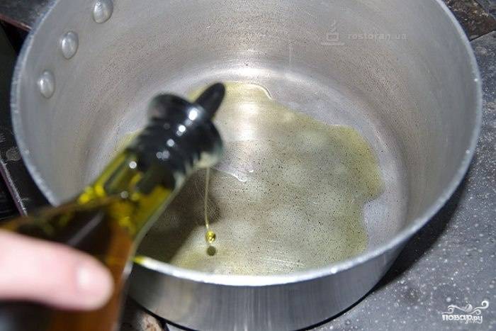 В глубокую сковороду или сотейник налить масло и бросить чеснок. Обжарить его буквально 1 минуту и вынуть. 