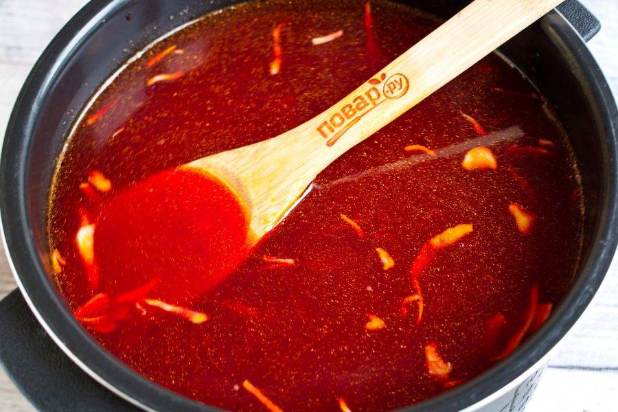 Добавьте томатную зажарку, готовьте 5 минут. Снимите с плиты, дайте настоятся в течение 20 минут. Мясо нарежьте мелкими полосками или кусочками, положите в тарелки.