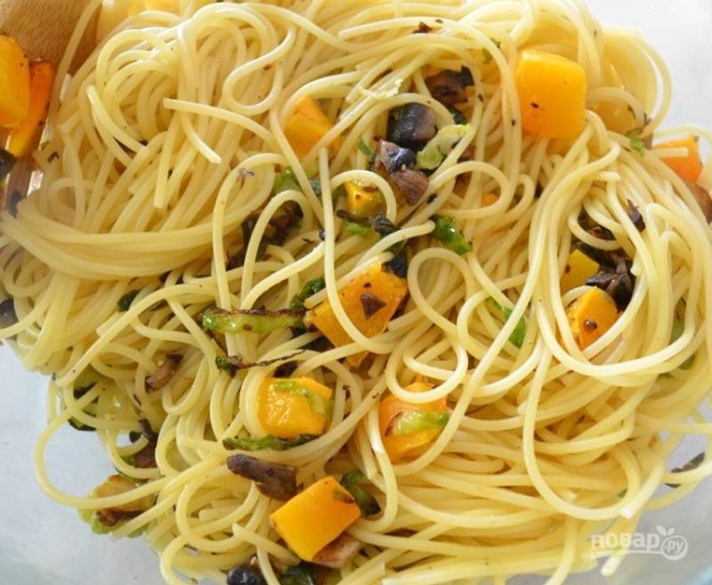 4. Спагетти отварите, соедините с тыквой, грецкими орехами, грибами и капустой.