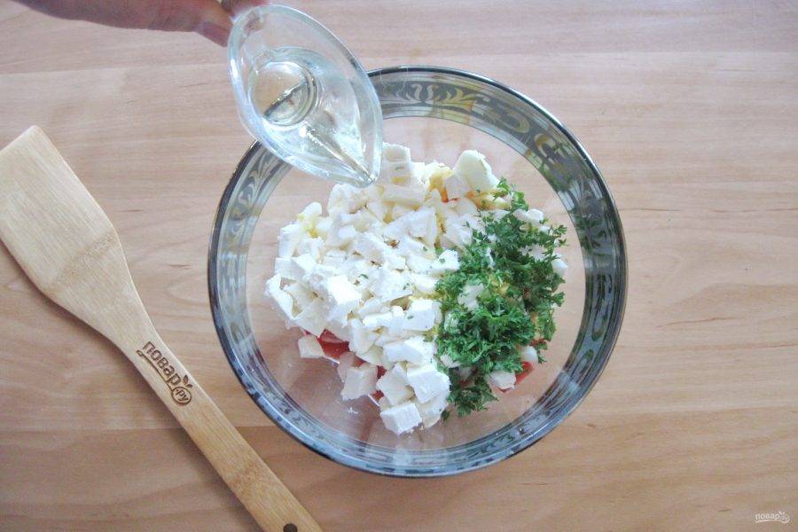 Заправьте салат растительным маслом.