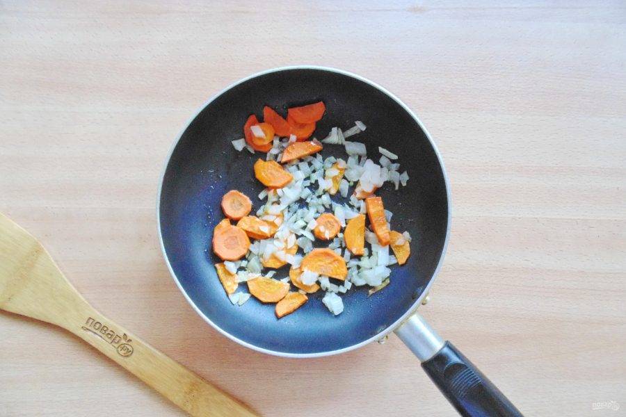 Морковь и лук нарежьте. Слегка припустите в сковороде с маслом.