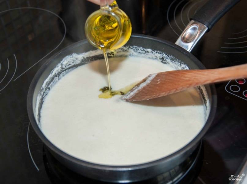 Теперь поставьте пасту отвариваться в соответствии с инструкцией. В глубокую сковороду вылейте сливки, нагрейте их. Добавьте тёртый сыр и начните всё перемешивать. Нужно, чтобы сыр расплавился. Теперь добавьте ложку оливкового масла, перемешайте и протушите минуту. Соус готов.