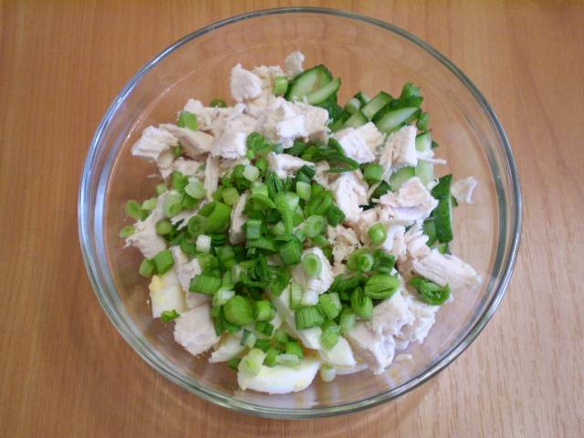 5. Собираем салат, солим, добавляем зелень.