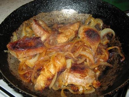 5. Через 5-7 минут перемешаем мясо и лук. Огонь немного убавляем, мясо солим, перемешиваем. Еще через пару минут можно выключать. Готово!