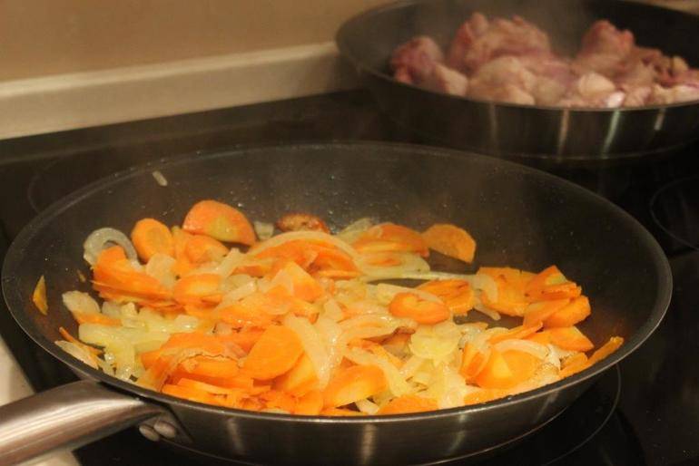 Сначала на сковородке в масле обжариваем лук и морковь. 