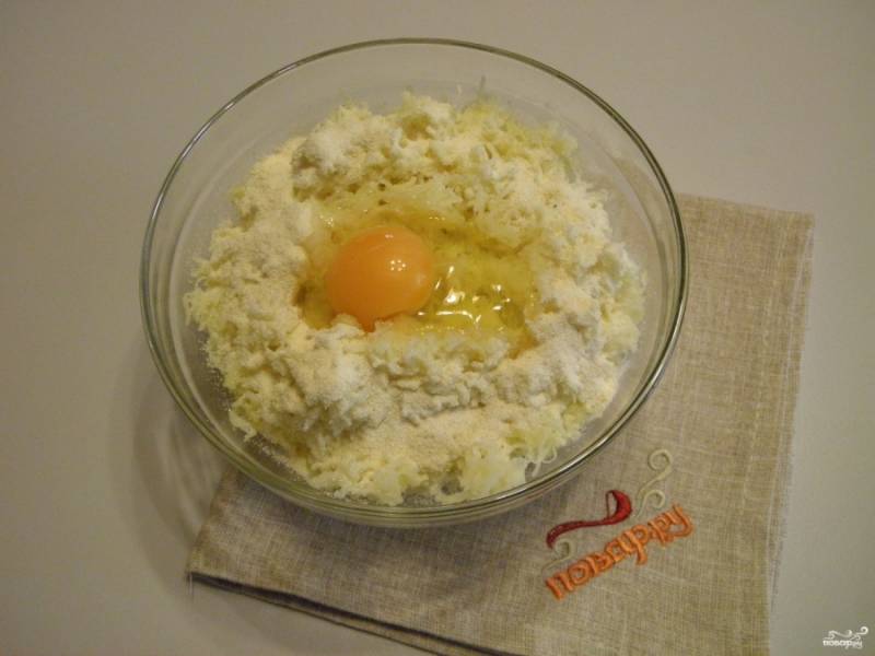Добавьте манную крупу, яйцо и соль. Перемешайте.