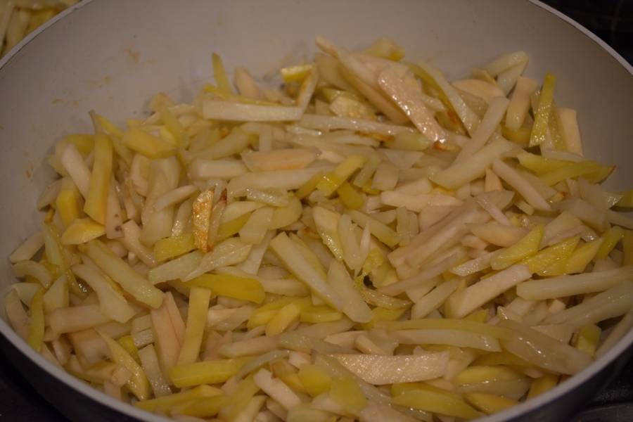 Хорошо разогреть сковороду. Картофель вымыть. Нарезать брусочками. Удалить лишнюю воду с картофеля при помощи бумажного полотенца. В сковороду влить масло. Выложить картофель.