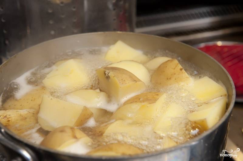 Заливаем кастрюлю с картофелем и пастернаком водой и доводим до слабого кипения. Готовим, пока картофель не станет нежным, проверяем на готовность, протыкая его вилкой.