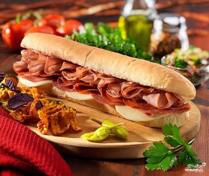Горячие бутерброды с колбасой, сыром и помидорами — Кулинарные рецепты любящей жены