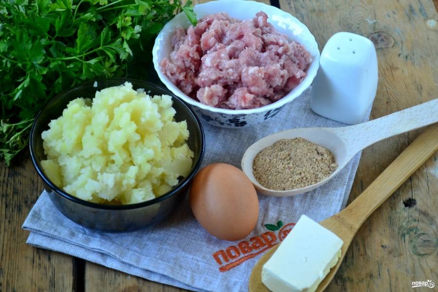 Приготовьте все необходимые ингредиенты. Заранее отварите картофель и разомните его с помощью толкушки или блендера со специальной насадкой. Мясо пропустите через мясорубку.