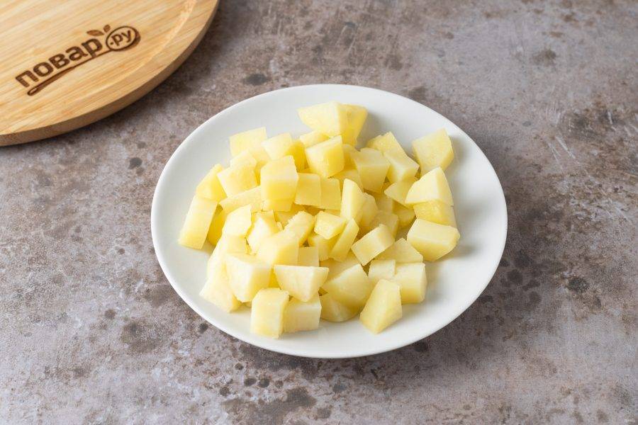 Картофель очистите и нарежьте кубиками.