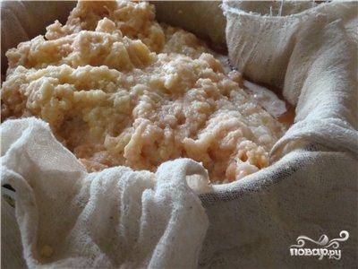 Мелко натертый картофель выкладываем в миску, предварительно застеленную 3-4 слоями марли. 