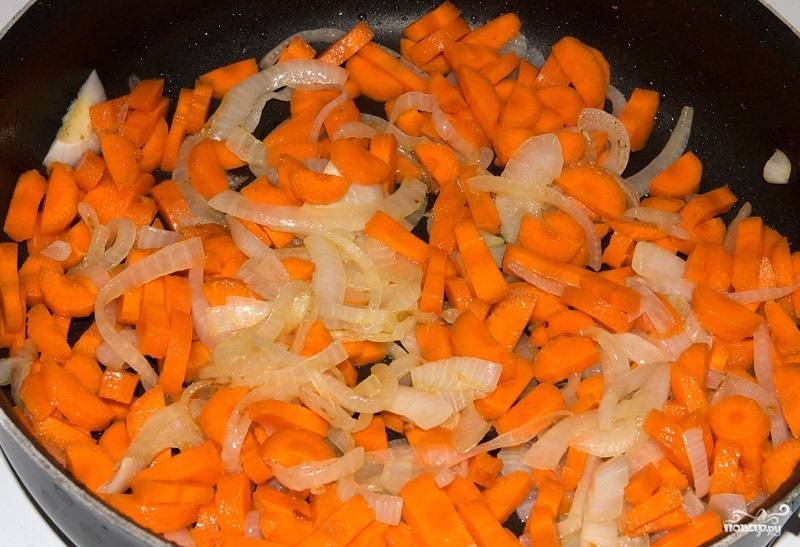 6. Добавьте нарезанную кубиками морковь. 
