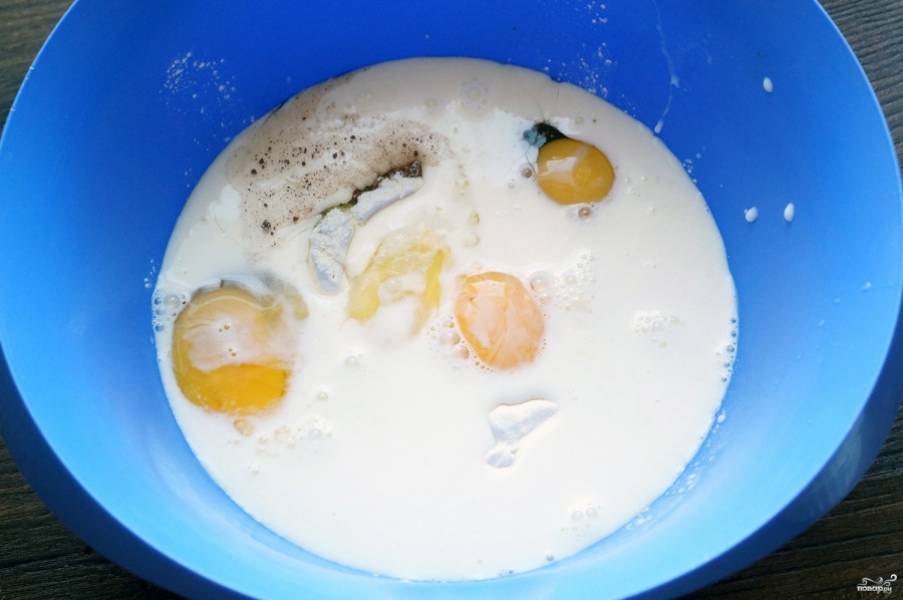 Переложите цедру в глубокую миску. В произвольном порядке добавьте муку, какао, яйца, сахар и молоко. 