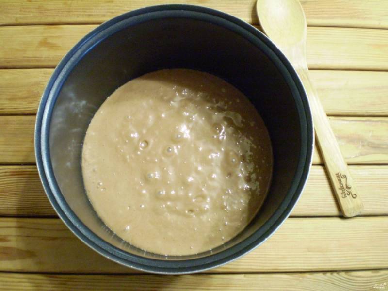 Перелейте тесто в смазанную маслом кастрюлю мультиварки.