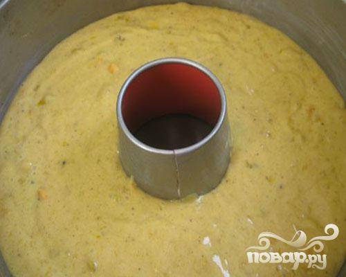 5.	Маслом смажем форму для запекания. Затем в нее выкладываем тесто. Отправляем в разогретую духовку (температура 180 градусов), запекаем до готовности.
