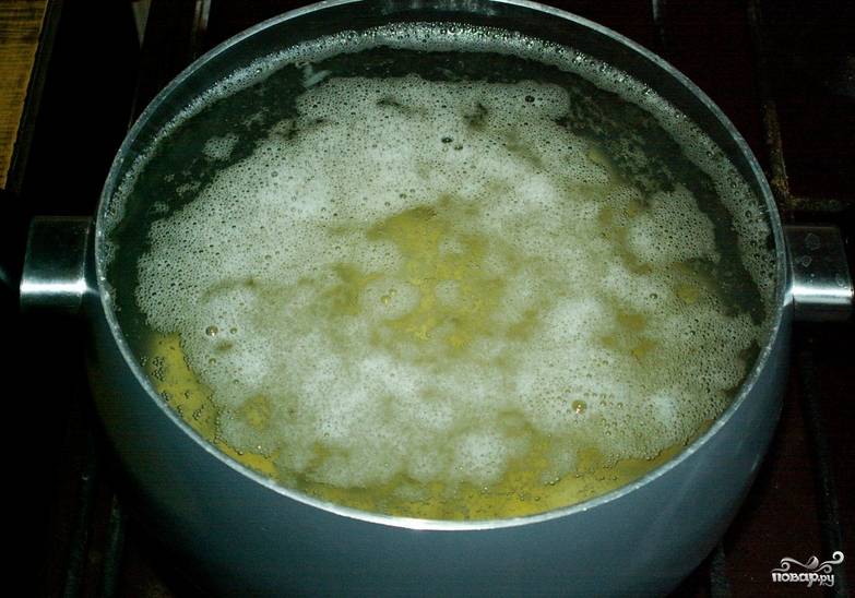 Предварительно размораживаем грибы, поместив их в кастрюлю и залив холодной водой на 30 минут. После разморозки грибы следует промыть. Картофель нарезаем кубиками, заливаем холодной водой и ставим на медленный огонь.