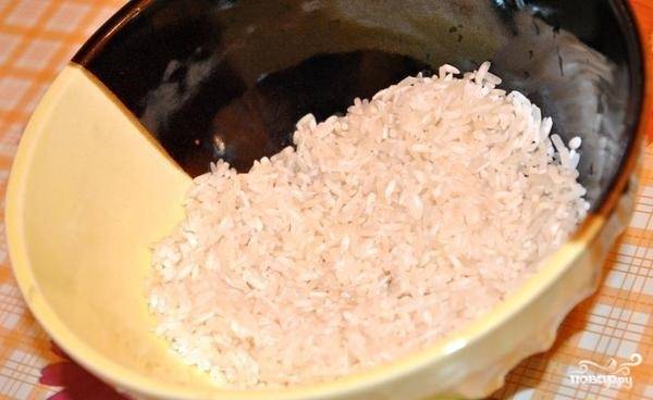 5.	Рис промываем до прозрачной воды, кладем его в кастрюлю к мясу и картошке, варим до готовности, после чего кладем поджарку.