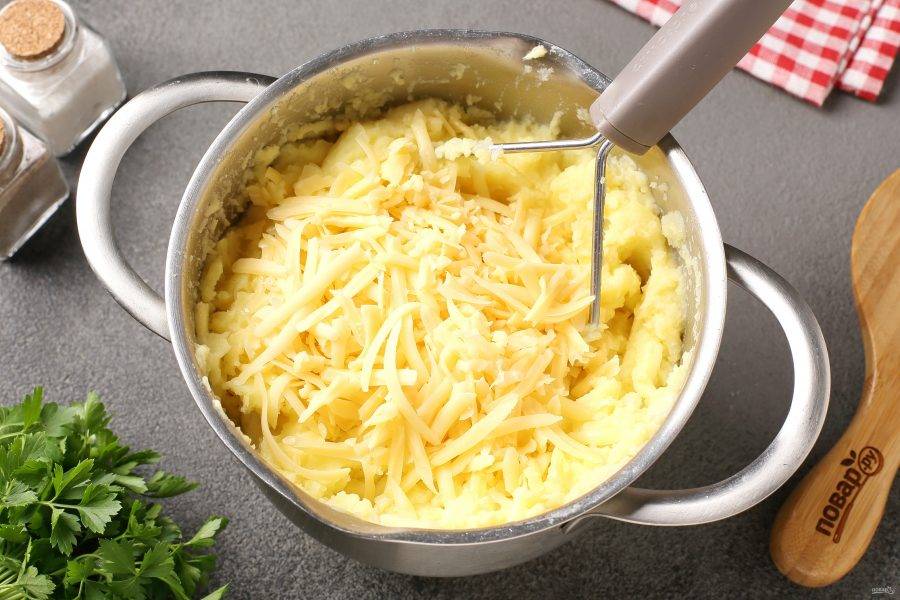 Добавьте в картофельное пюре натёртый на средней тёрке сыр.