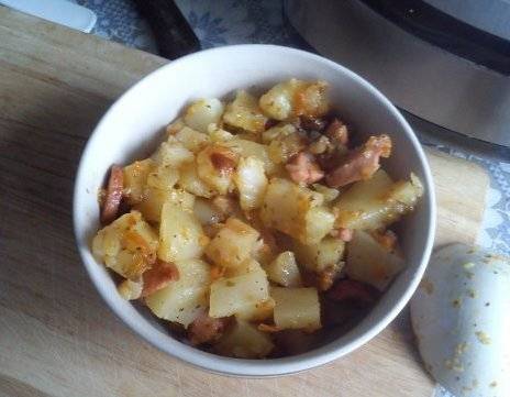 Жареная картошка с луком и сосисками на сковороде - 11 пошаговых фото в рецепте