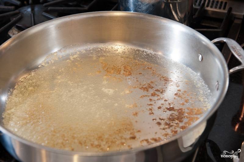 Разогрейте примерно половину сливочного масла в сотейнике или сковороде на сильном огне, пока оно не дойдет до коричневого оттенка. 